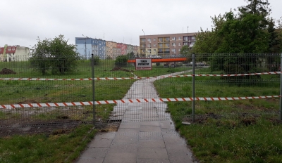 Nysa: inwestor zagrodził przejście mieszkańcom osiedla